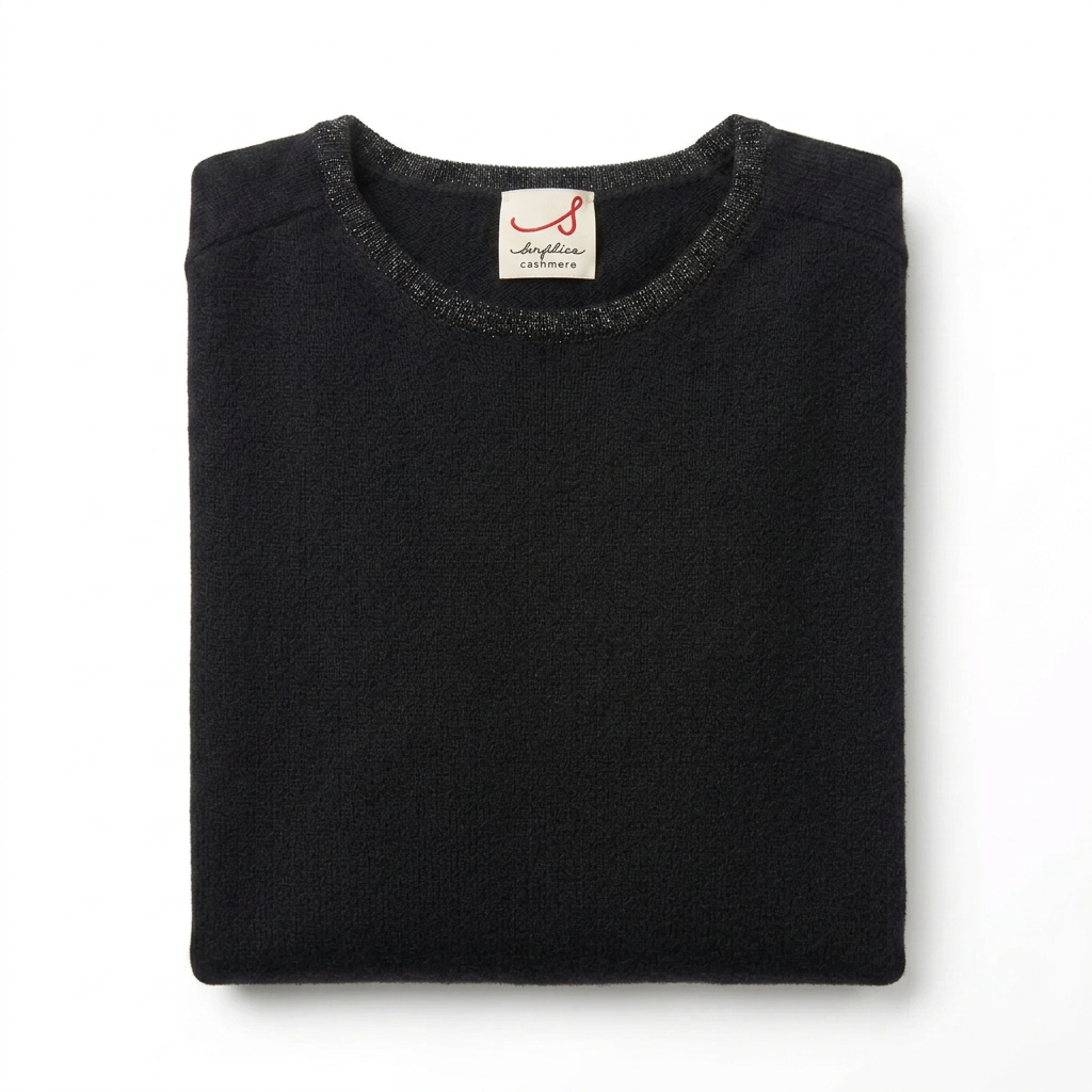 Golf nero con etichetta come quella del beige